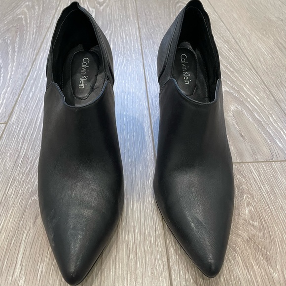 Size 8.5 Calvin Klein heeled ankle booties - Picture 8 of 8